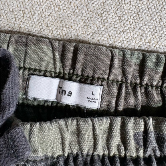 Aritzia Camouflage Cargo Jogger Style Pants - Picture 6 of 9